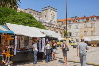 Hvar Hırvatistan 27 Mayıs 2011; Hvar 'da şehir meydanındaki el sanatları pazarındaki turistler.
