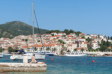 Hvar Hırvatistan - 27 Mayıs 2011; Limanda güneşlenen iki beyaz erkek.