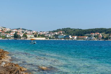 Hvar Hırvatistan - 27 Mayıs 2011; Limanın karşısındaki engebeli kayalık kıyı şeridinden küçük tekne motoruyla Hvar turizm ve balıkçı kasabasına.