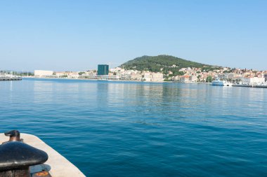 Liman manzarasını feribot iskelesinden şehre ve Marjan Tepesine ayır.