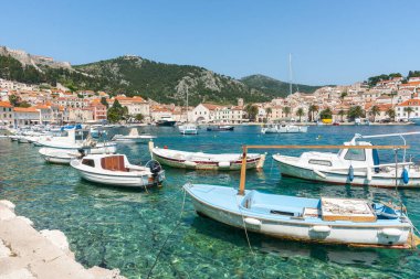 Hvar Limanı 'nda tekneler bağlandı. Nehir kıyısında ve körfezde tekneler var..