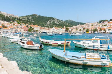 Hvar Limanı 'nda tekneler bağlandı. Nehir kıyısında ve körfezde tekneler var..