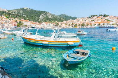 Hvar Limanı 'nda tekneler bağlandı. Nehir kıyısında ve körfezde tekneler var..