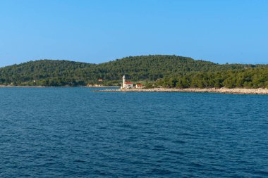 Hvar Hırvatistan çevresindeki deniz kenarından deniz feneri Razanj ile kıyı manzarası.