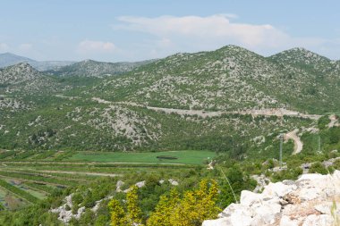 Hırvatistan 'daki tepe yolunun kırsal manzarası.