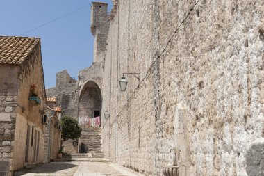 Dubrovnik Hırvatistan - 28 Mayıs 2011; Ortaçağ kenti yüksek duvarının iç duvarı içinde giysilerin kuruduğu basamaklara yol açıyor