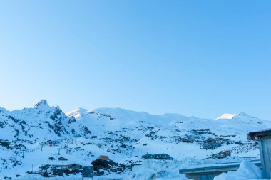 Whakapa kayak sahası Yeni Zelanda Kuzey Adası 'ndaki dağın arkasında güneş doğarken.