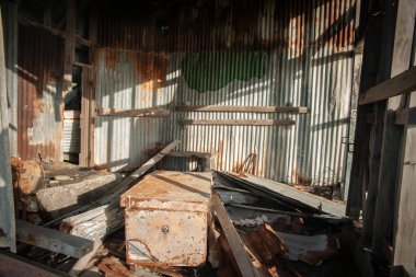 Paslı demir ve kerestenin içindeki eski çiftlik kulübesini yıktılar..