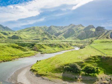 Nehir, tepe-kırsal geçmişe sahip tarım arazilerinden geçiyor..