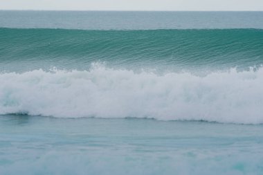 Whangarei 'de dalgalanan dalgalar okyanus sahillerini kaplıyor..