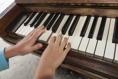 Klasik piyano çalan bir çocuğun parmakları..