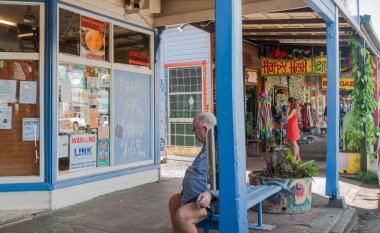 Nimbin Avustralya - 5 Şubat 2012; Eski cepheler ve tipik Avustralya Küçük Şehir Sahne Dükkanı önü Happy Hemp Here