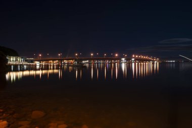 Tauranga Liman Köprüsü gece aydınlandı. Işıklar suya yansıdı..