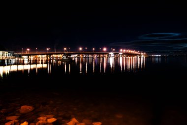 Tauranga Liman Köprüsü gece aydınlandı. Işıklar suya yansıdı..