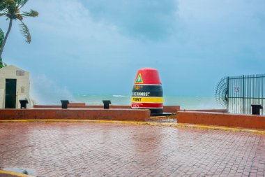 Florida Keys America - 26 Haziran 2012; Florida Keys Limanı 'ndaki Şamandıra ABD' nin en güney noktasında.