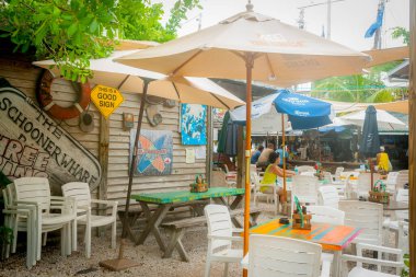 Key West America - 26 Haziran 2012; Outdoor Schooner bar koltukları ve konukseverlik alanında masalar