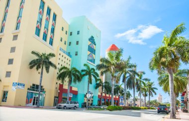 Miami Florida Amerika - 28 Haziran 2012; Renkli sokak manzarası palmiye ağaçları ve retro tonlu sanat deco binalarıyla dolu.