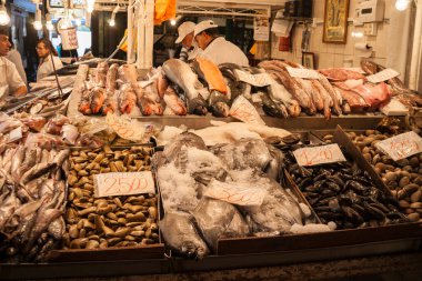 Santiago Şili - 24 Haziran 2012; Şehirdeki Merkez Marketlerde elle yazılmış fiyat kartlarıyla sergilenen taze balık.