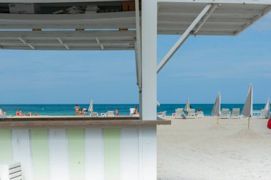 Miami Florida Amerika - 28 Haziran 2012; Miami plajındaki açık büfe panjurlarından insanlar.