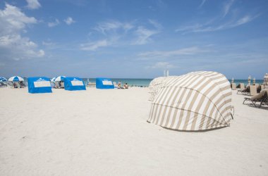 Miami Florida Amerika - 28 Haziran 2012; İnsanlar, güneş gözlüğü ve yaz günü kumsalda rüzgar gölgeleri..