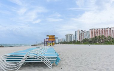 Miami Florida Amerika - 27 Haziran 2012; Miami Sahili renkli cankurtaran kulesi plaj yatakları gündüz ve otel ve apartmanlar için paketlendi.