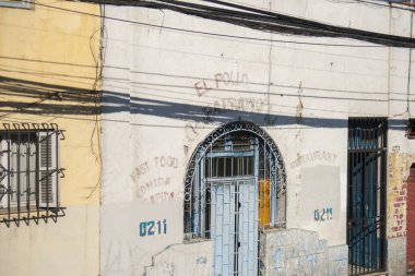 Santiago Şili - 24 Haziran 2012; Şehir sokaklarında şehir çürümesi eski kapalı kapılar ve soluk işaretler.