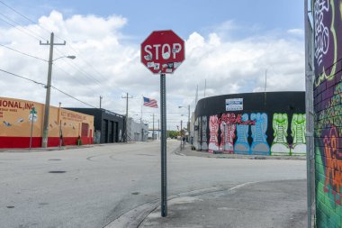 Miami Florida Amerika - 28 Haziran 2012; Grungy dur levhası yolda boş sokaktaki eski dekore edilmiş binalarla çevrili.