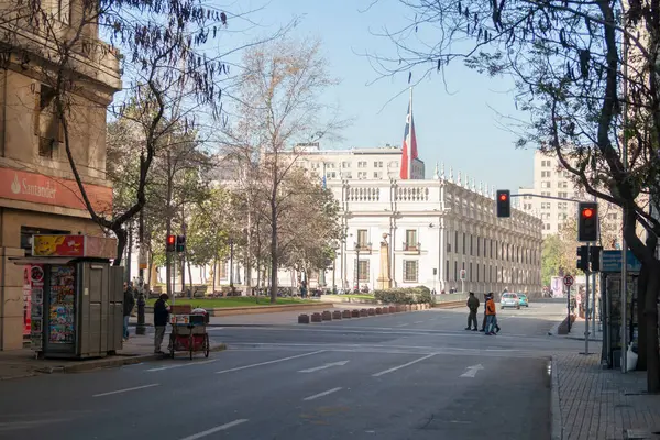 Santiago Şili 24 Haziran 2012 Morand Sokağı ve Şili Başkanlık Sarayı yan cephesi.