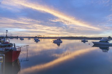 Gün batımında sakin ve huzurlu Whakatane manzaralı liman körfezi.