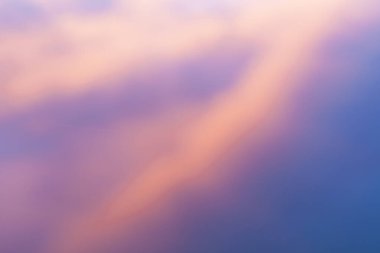 Sakin su. Güneş ufkun altına kayarken yüzey mavi üzerine parlak pembe bir renk alarak soyut bir zemin oluşturuyor..