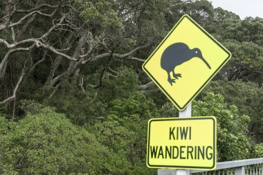 Sürücü uyarısı. Çalılık alanda gezinme uyarısı..