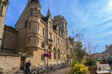 Oxford İngiltere - 27 Temmuz 2024: Broad Caddesi 'ndeki Balliol Koleji' nin geleneksel yapısı.