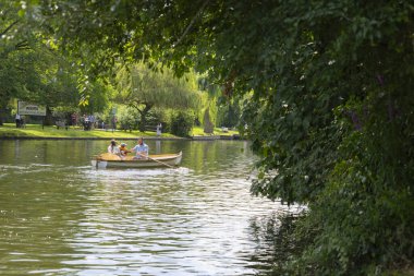 Stratford Upon Avon - Birleşik Krallık; 28 Temmuz 2024; Nehirdeki kayıkta genç bir aile yaz gününün tadını çıkarıyor.