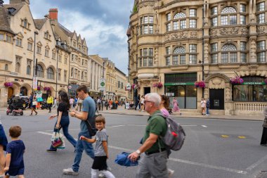 Oxford Birleşik Krallık - 24 Temmuz 2024; Oxford, İngiltere şehir caddelerindeki insanlar.