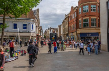 Oxford Birleşik Krallık - 25 Temmuz 2024; Yoğun Oxford şehir kavşağı.