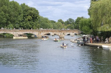 Stratford Upon Avon - Birleşik Krallık; 29 Temmuz 2024; Turistler ve yerliler Avon Nehri 'ni yürüyüş yolunda, botlarla ve köprüden geçerken.