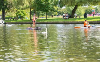 Stratford Upon Avon - Birleşik Krallık; 28 Temmuz 2024; River Avon and Walk on summer day on woman on stand-paddleboard.