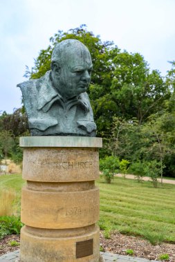 Woodstock İngiltere - 25 Temmuz 2024; Blenheim Palace.1 gerekçesiyle Sir Winston Churchill 'in baş ve omuzlarının yazı işleri heykeli.