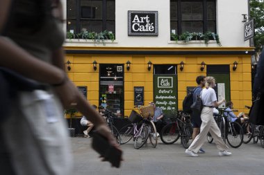 Oxford İngiltere - 25 Temmuz 2024; Oxford Art Cafe 'nin dışındaki sokak sahnesi.