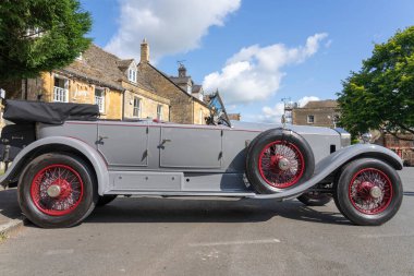 Stow on Wold - Birleşik Krallık; 27 Temmuz 2024; Vintage Rolls Royce üstü açık araba caddeye park edildi.
