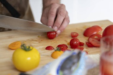 Taze domatesler doğranıp tabağa konuyor...