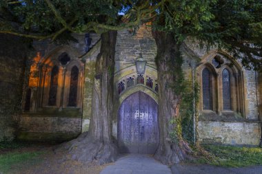 St.Edwards 'ın tarihi kilisesi Harry Potter filminde kullanılmış. Stow on Wold, Untie Kingdom' daki iki büyük porsuk ağacı çerçevelemiş.