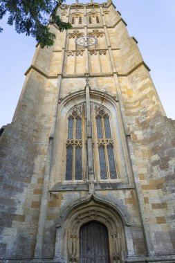 Chipping Campden İngiltere 'deki St. James Kilisesi ortaçağ taş kulesi cephesi.