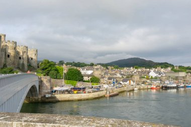 Conwy Wales - 30 Temmuz 2024; Conwy Kalesi ve şehir ve liman manzarasına uzanan modern köprü.