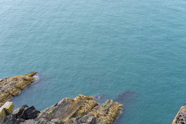 Anglesea Galler 'deki Holyhead' in engebeli kıyı şeridi..