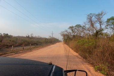 Yazın Pantanal Brezilya boyunca uzanan kuru tozlu yol..