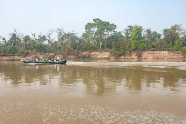 Pantanal Brezilya - 10 Ekim 2024; Pantanal Brezilya 'da nehir manzarasında tekne turistleri