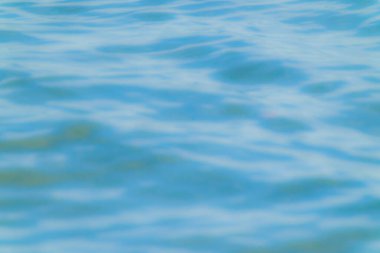 Arkaplan mavi. Odaklanmış su yüzeyi bulanık..