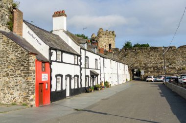 Conwy Wales - 30 Temmuz 2024; The Quay İngiltere 'nin en küçük taş şehir duvarını geçiyor