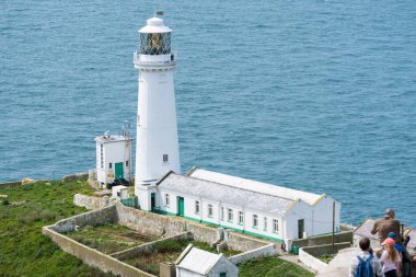 Anglesea Wales - 30 Temmuz 2024; Güney Yığını deniz feneri Anglesea Galler açıklarında küçük bir adaya inşa edildi.